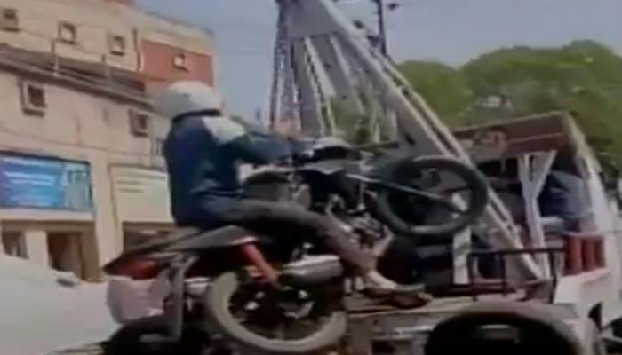 Kanpur: Traffic police towing a motorbike with man sitting on it – Watch funny video