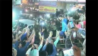 Huge crowd gathers for a glimpse of Virat Kohli after Indian captain visits local hospital – Watch Video