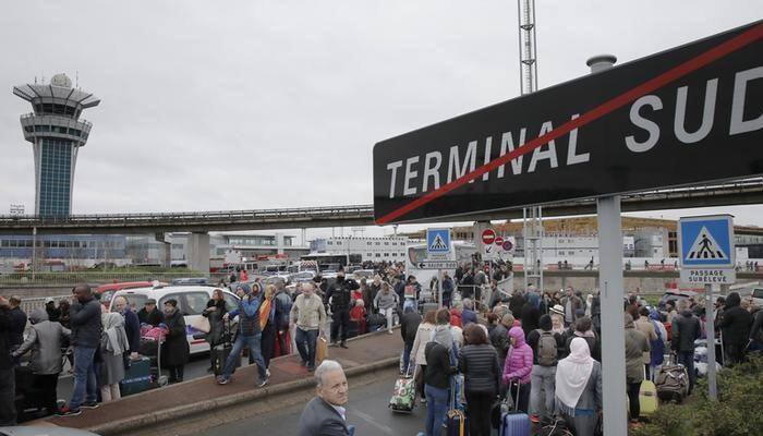 Man shot dead at Paris Orly airport after seizing soldier&#039;s gun