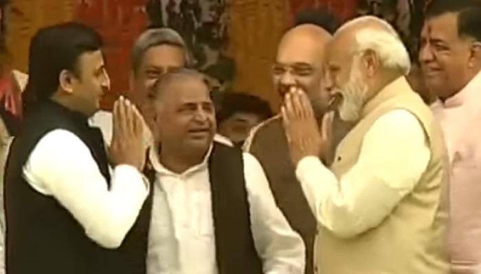 PM Narendra Modi all ears to Mulayam Singh, pats Akhilesh Yadav – Watch video