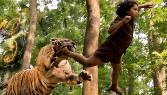 Mohanlal&#039;s &#039;Manyam Puli&#039; has a BREATHTAKING scene where TIGER attacks a boy! WATCH &#039;Pulimurugan&#039; clip