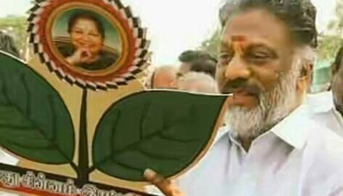 Panneerselvam team manipulating 'electric pole' election symbol as twin leaves: Dinakaran