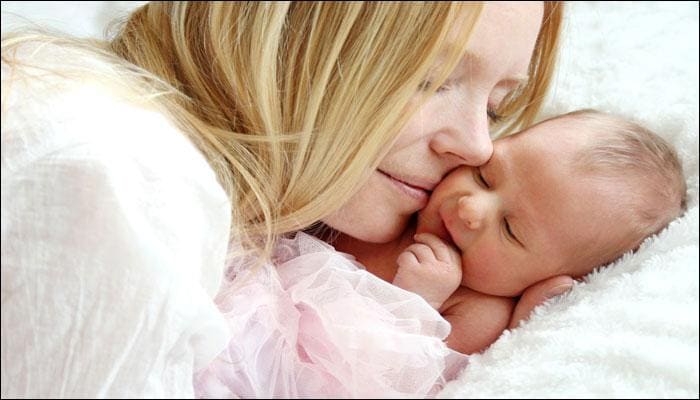 The power of a hug: A loving embrace is the secret to your baby's good  health! | Health News | Zee News