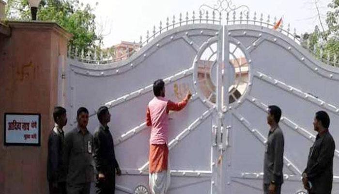 UP CM Yogi Adityanath shifts to govt bungalow after &#039;purification&#039; by Gorakhpur priests