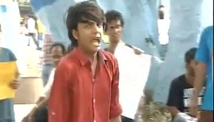 Student of Kolkata&#039;s Jadavpur University raises &#039;Azadi&#039; slogans; Twitter users mock him for poor physique - WATCH