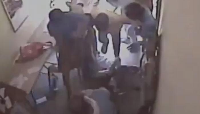 Women bank employees foil loot bid by armed criminals in Gurgaon; people brutally thrash robbers - WATCH Women bank employees foil loot bid by armed criminals in Gurgaon; people brutally thrash robbers - WATCH