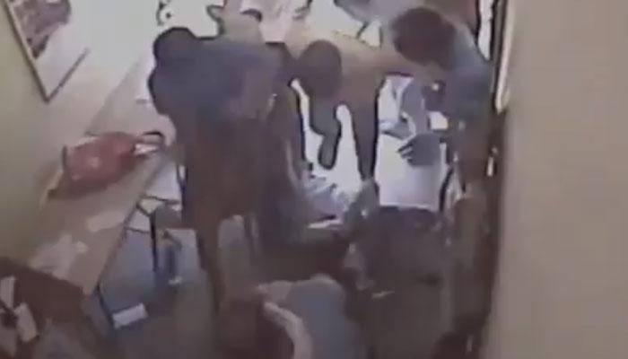 Women bank employees foil loot bid by armed criminals in Gurgaon; people brutally thrash robbers - WATCH 