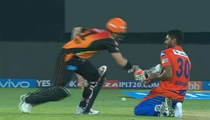 IPL 2017: Hyderabad captain David Warner wins hearts for helping shoe-less Basil ​Thampi — WATCH