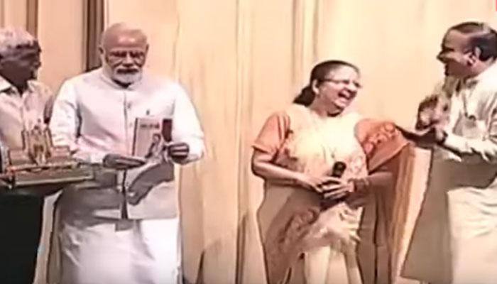 PM Narendra Modi sets big example of cleanliness while releasing Sumitra Mahajan&#039;s book Matoshree - WATCH what he did