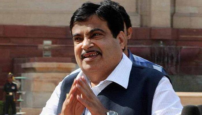 Transport Minister Nitin Gadkari removes &#039;lal batti&#039; from his car after Modi govt&#039;s &#039;no red beacon&#039; decision