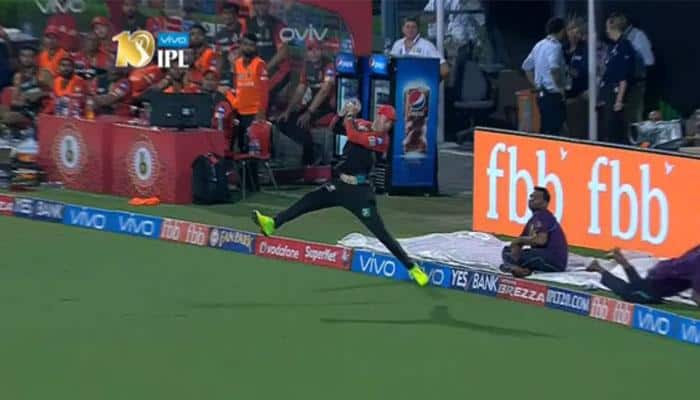 Safe &amp; Easy! AB de Villiers shows how make boundary-rope catches look simple – Watch Video
