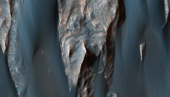 NASA&#039;s Mars Reconnaissance Orbiter captures beautiful windblown sand in Ganges Chasma