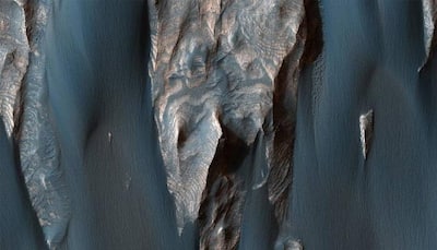 NASA's Mars Reconnaissance Orbiter captures beautiful windblown sand in Ganges Chasma