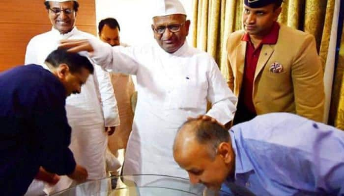 Anna Hazare called &#039;BJP Agent&#039; on Twitter, Manish Sisodia retweets it 