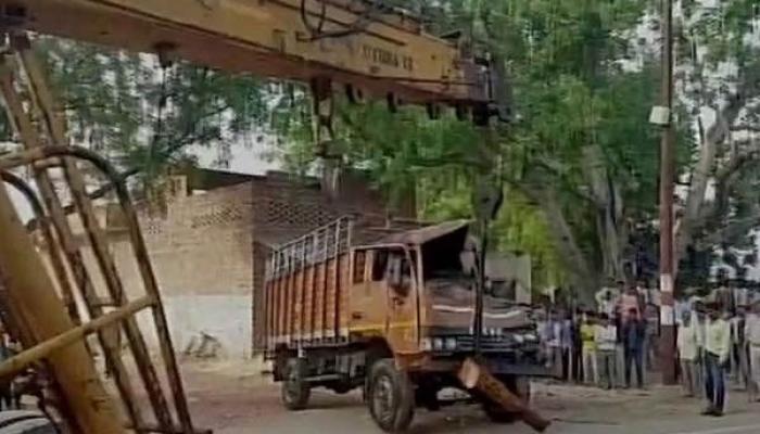 14 killed after 'sleepy' driver loses control of mini bus in UP 14 killed after 'sleepy' driver loses control of mini bus in UP