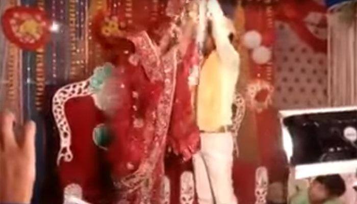 Indian wedding gone wrong! Bride and groom fight during &#039;jaimala&#039;; hilarious video goes viral