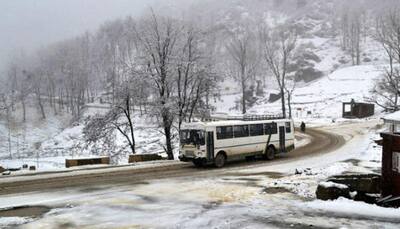 Hundreds of tourists suffer as taxis go off the road in Manali