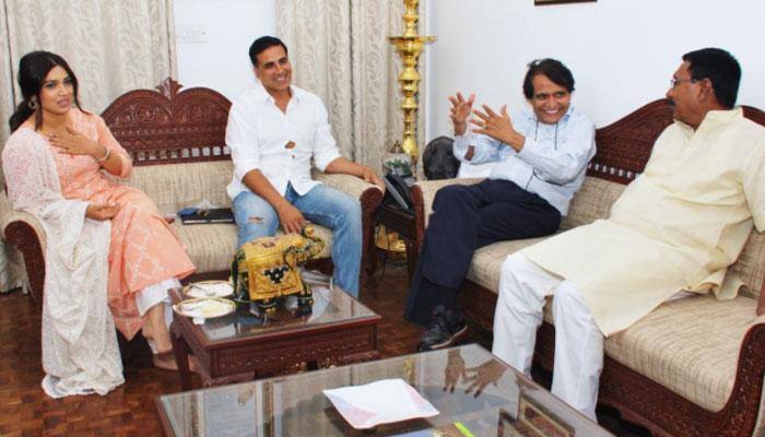 Akshay Kumar meets Railway Minister Suresh Prabhu and promotes #SwachchAzaadi