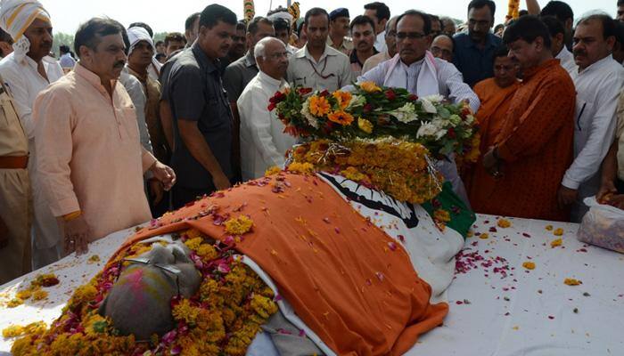 Anil Madhav Dave's last rites held on Narmada bank in Madhya Pradesh; political leaders attend