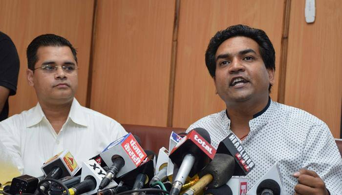 Kapil Mishra &#039;exposes&#039; Arvind Kejriwal, alleges Delhi CM involved in `hawala scam`