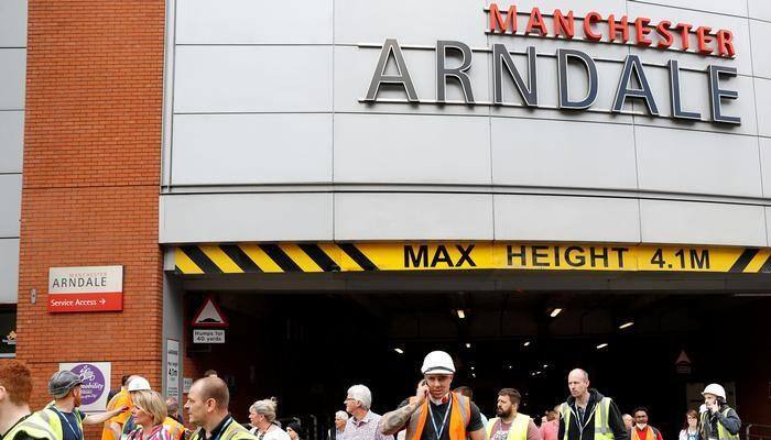 Manchester's Arndale shopping centre evacuated, witnesses heard "big bang"