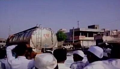 Maharashtra: Milk spilled on road as farmers go on strike