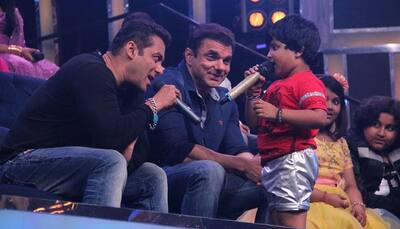 Salman Khan blessed by 5-year-old on the sets of ‘Sa Re Ga Ma Pa Li’l Champs’ – WATCH