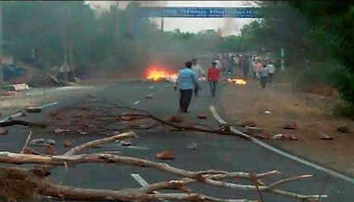 Five killed as farmers' agitation intensifies in MP's Mandsaur, mobile internet suspended; Rs 1 cr compensation announced Five killed as farmers' agitation intensifies in MP's Mandsaur, mobile internet suspended; Rs 1 cr compensation announced