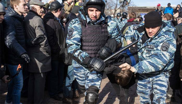 Protesters arrested outside Russian parliament