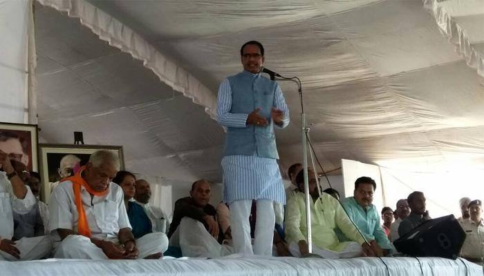 Shivraj Singh Chouhan begins indefinite fast, says Madhya Pradesh can&#039;t prosper without development of farmers