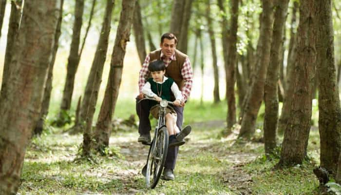 &#039;Tubelight&#039;: Salman Khan shares a &#039;Main Aur Mera Matin&#039; moment in this new still!