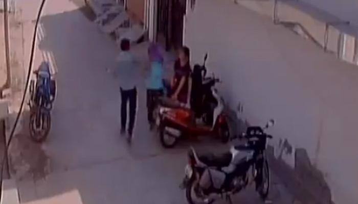 Shocking! Youth assaults girl in broad daylight Uttar Pradesh&#039;s Pilibhit for rejecting love proposal – Watch video