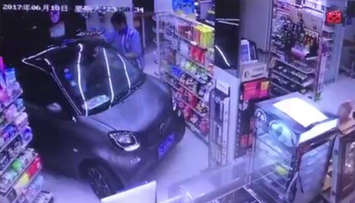 BIZZARE! Chinese man drives car inside tiny shop to buy chips, yogurt on rainy day — Footage inside
