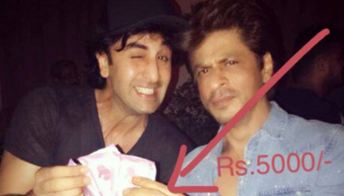 Shah Rukh Khan pays Rs 5000 to Ranbir Kapoor and we have the PICTURE!
