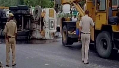 Tanker carrying ATF overturns near Moolchand underpass in Delhi, fuel spill hits traffic