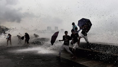 Heavy rains lash Mumbai; disrupt rail, road traffic