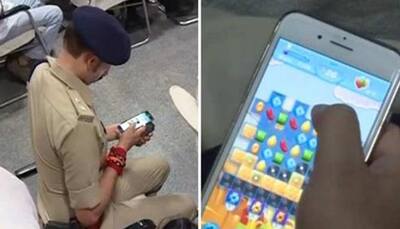 Three cops issued notice for playing 'candy crush' during Nitish Kumar programme 