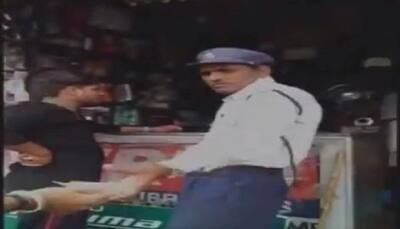 Traffic constable caught red-handed taking bribe: watch video