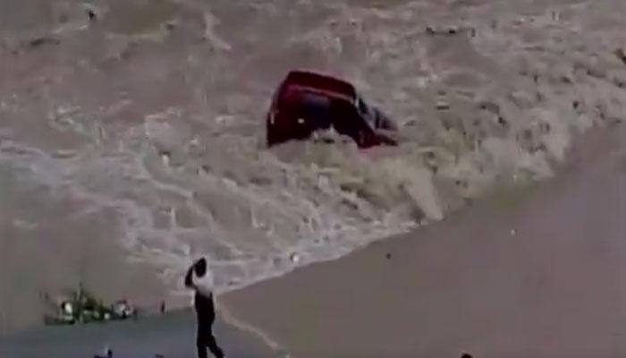 Flash-flood washes away car in Uttarakhand&#039;s mighty Gandak River - Watch Video