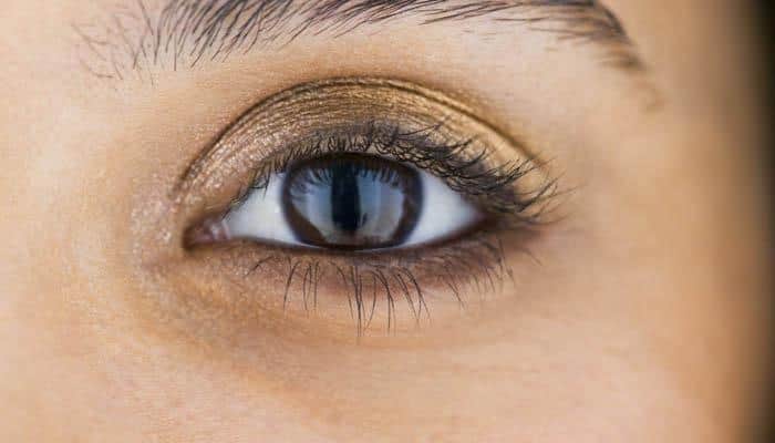 Eye make-up causes vision problems in young women!