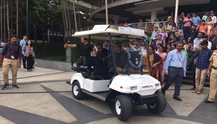 Vishal Sikka showcases Infosys' indigenous 'driverless' cart- Must watch!