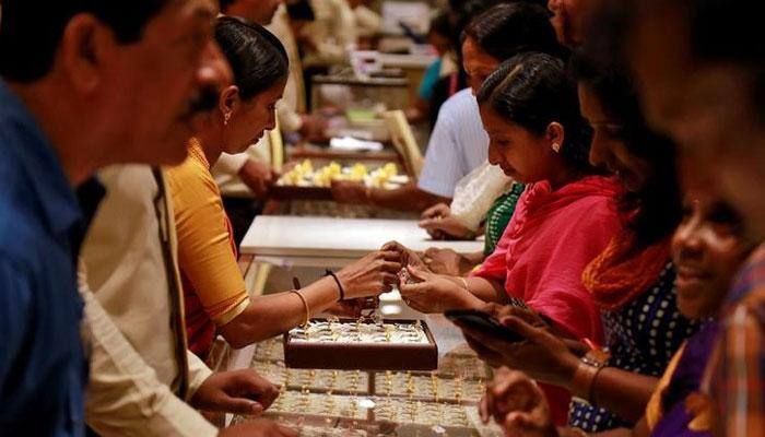 Gold price fails to hold Rs 29K-mark, settles at Rs 28,950 per 10 grams