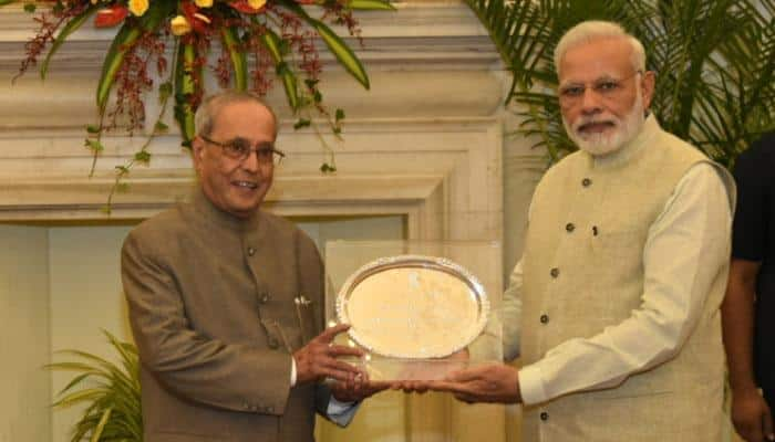 PM Modi hosts farewell dinner for President Mukherjee, presents memento