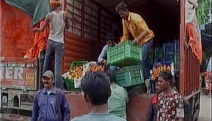 After thieves steal 300 kgs of tomatoes in Mumbai, armed men guard Indore market as vegetable’s price skyrocket