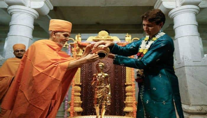 Canadian PM Trudeau goes &#039;desi, offers prayers in Indian attire to mark 10th  anniversary of BAPS temple