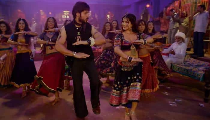 Baadshaho: Emraan Hashmi, Sunny Leone&#039;s sparkling chemistry sizzles up &#039;Piya More&#039; song! - Watch