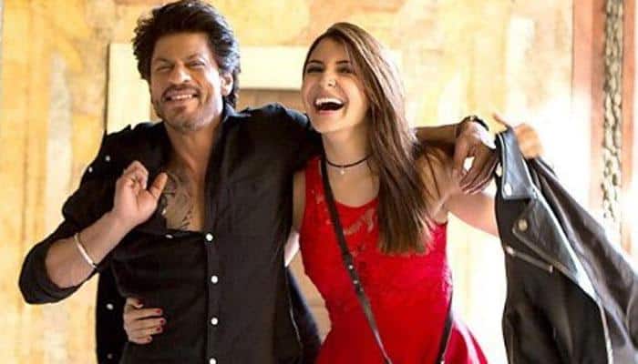 Shah Rukh Khan can even romance a mike, feels &#039;Jab Harry Met Sejal&#039; co-star Anushka Sharma