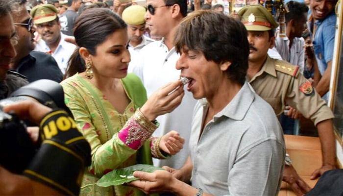 &#039;Jab Harry Met Sejal&#039; promotions: Shah Rukh Khan impresses Anushka Sharma by singing Bhojpuri song, feeds her Banarasi paan