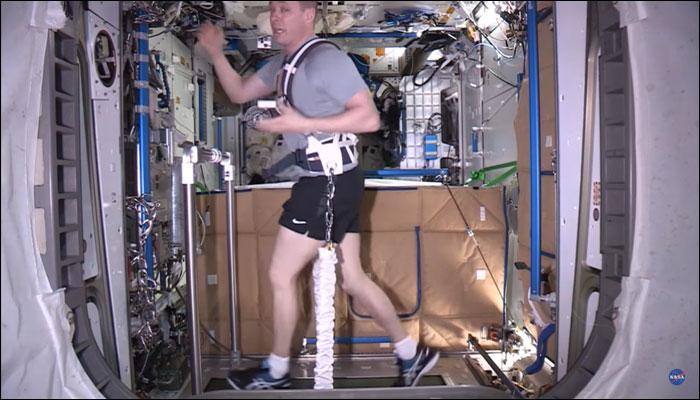 Working out in a zero gravity environment – What is it like? ISS astronaut shows you how it&#039;s done! - Watch