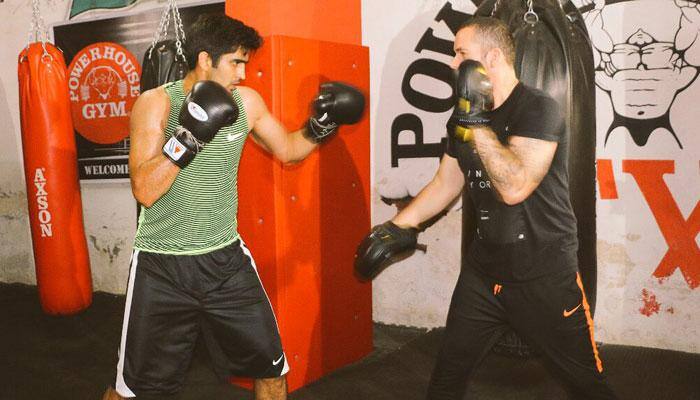 Vijender Singh shows off his moves, practices with trainer Lee Beard ahead of Zulpikar Maimaitiali bout